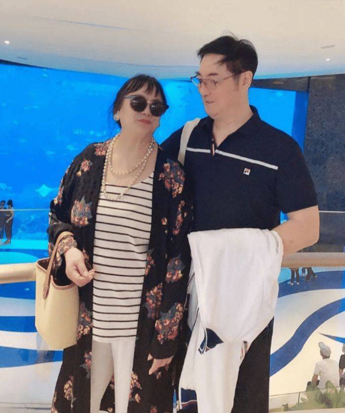 沈腾晒父母年轻旧照,自称遗传了高颜值,母子的幽默也一种默契_父亲