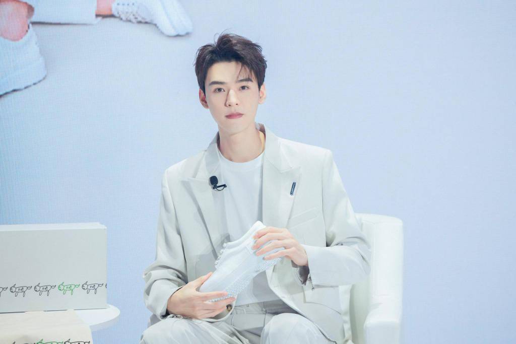 龚俊穿休闲商务装出席品牌活动 身高挺拔帅气有型_活动_休闲_龚俊