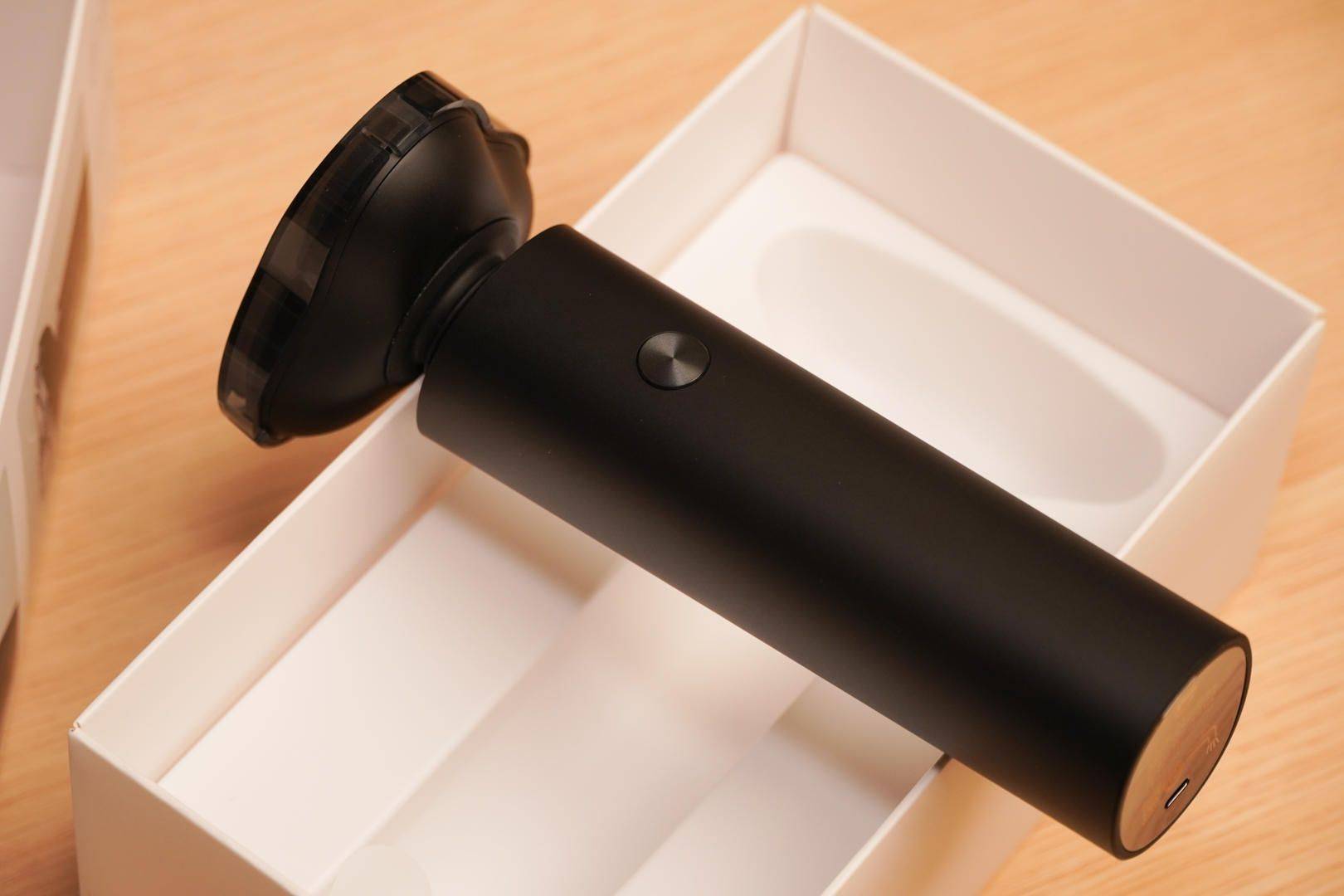 在外观方面,米家s301电动剃须刀采用纯黑色磨砂材质,抗指纹和耐脏性