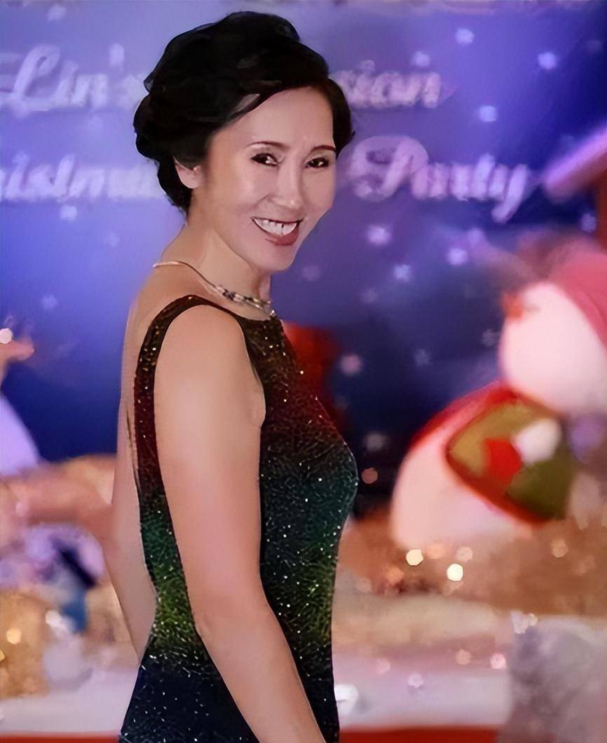 林宁就一手创办林氏投资集团囊括餐饮娱乐,对外贸易等早在1994年万达