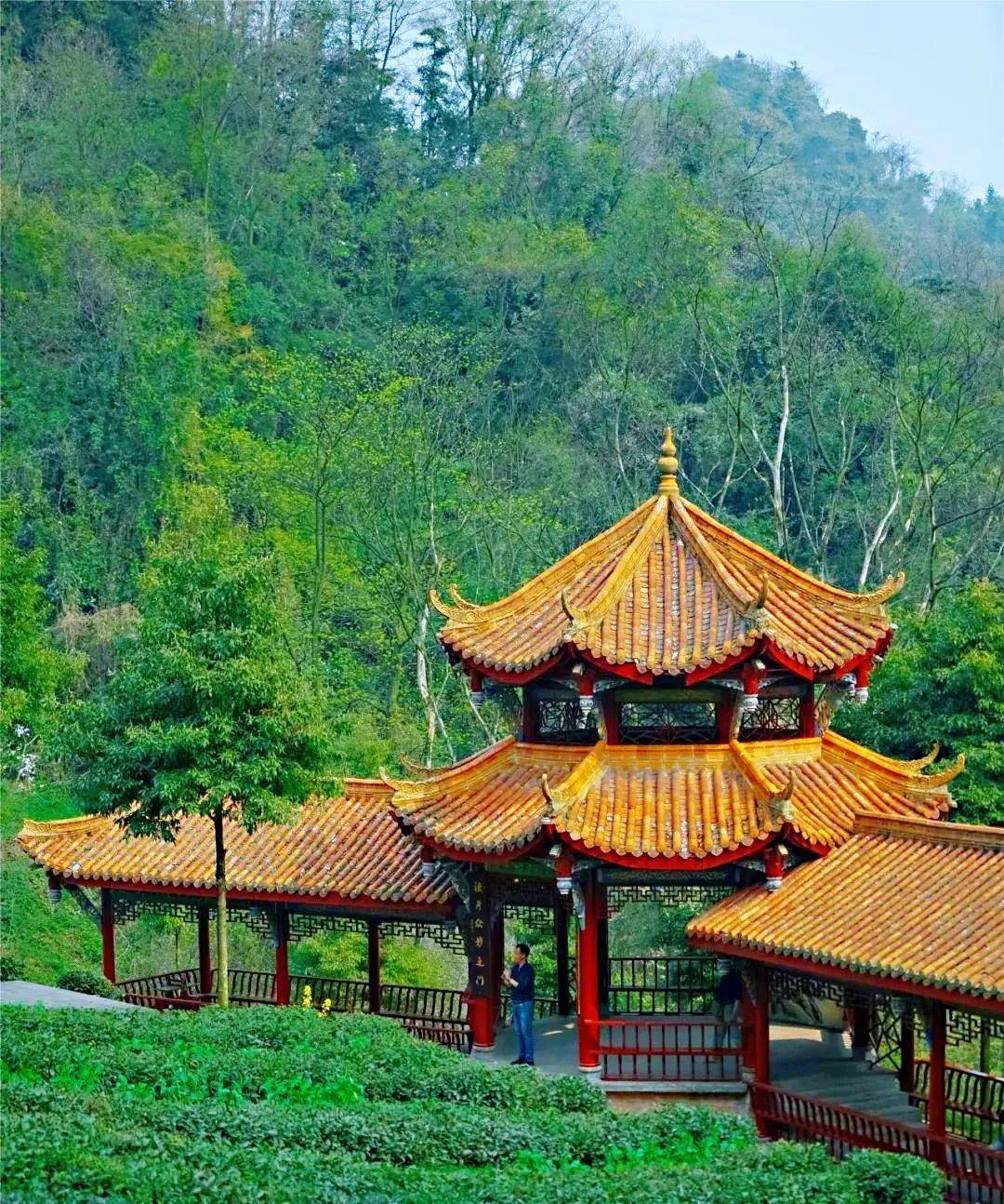 玉清宫在青城山丈人峰的北坡,旧名天真观,建于明代,由于上下两殿组成