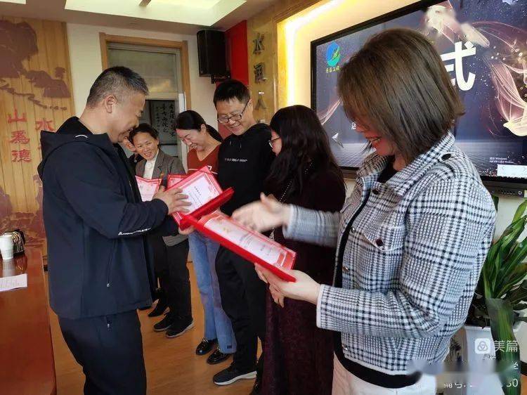 教研室负责人刘海燕老师宣读了《黄陵县店头镇第二小学"青蓝工程"实施