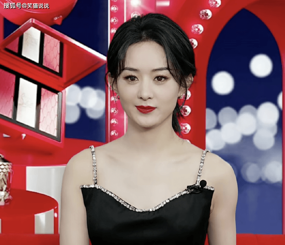 赵丽颖直播间黑裙红唇好贵气,呼吁让大家多爱自己,透露愿望是想回家!