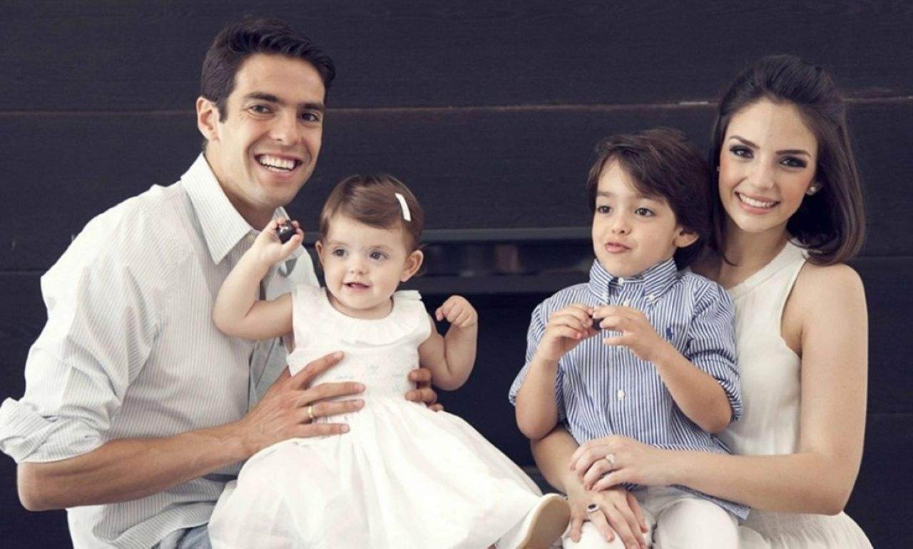 40岁卡卡第4次当爹,爱抚26岁超模娇妻孕肚,小女儿要抱抱_卡洛琳娜