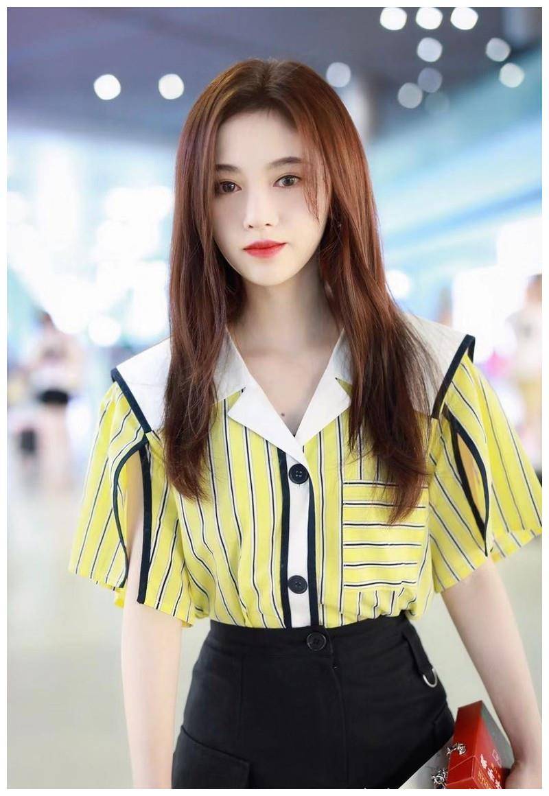 鞠婧祎街拍私服都是福利,黄色条纹衬衫搭半身裙,这灵动少女好甜_裙子