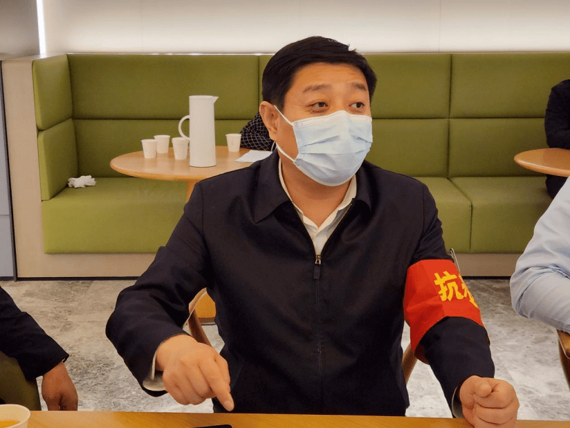 示范区管委会主任杨峰到流调专班集中办公酒店召开流调工作研讨会议_防控_疫情_防护