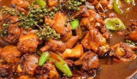 鸡肉种类多,吃鸡的方法自然也多种多样,比如菜鸡肉质紧实,细嫩,适合煸