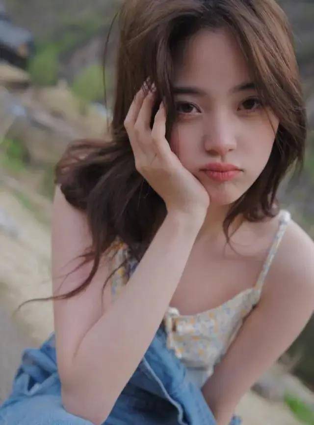 欧阳娜娜拍写真照不穿衣服被说,轻熟风路线已全开,好身材挡不住_时尚