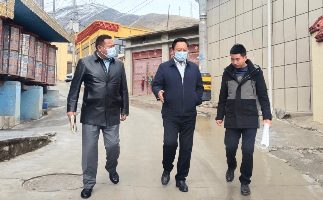 扎西旺加调研推进社区环境整治工程_群众_设计_施工