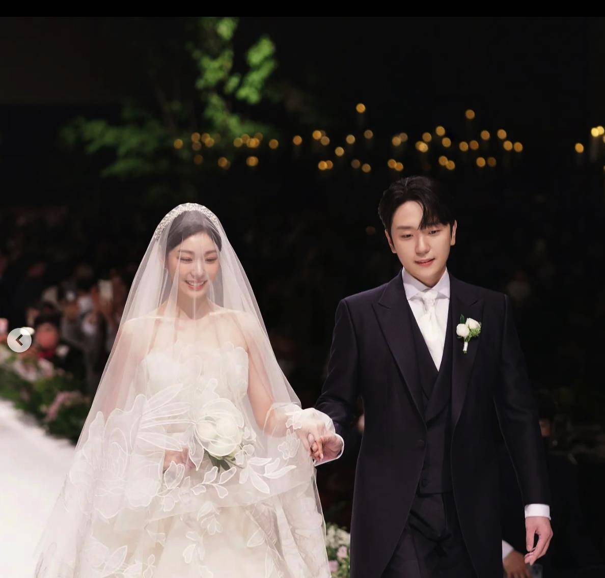 "花滑女王"金妍儿大婚,一袭婚纱美呆了_迪奥_婚礼_新郎