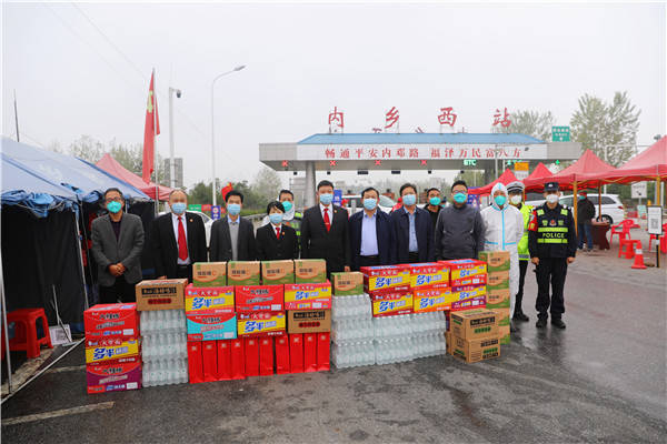 战"疫"一线 守城的"你"最美--内乡县法院慰问内邓高速卡点防疫人员