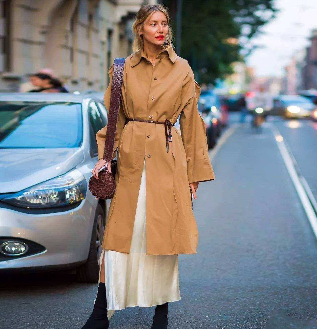 一直苦恼风衣里面穿什么?这3种"内搭"超合适!减龄显瘦又时髦!