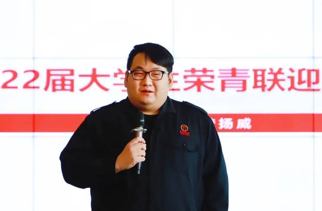 荣程集团副总裁,荣青联会长张锡尧出席会议并与新老会员深入交流互动.