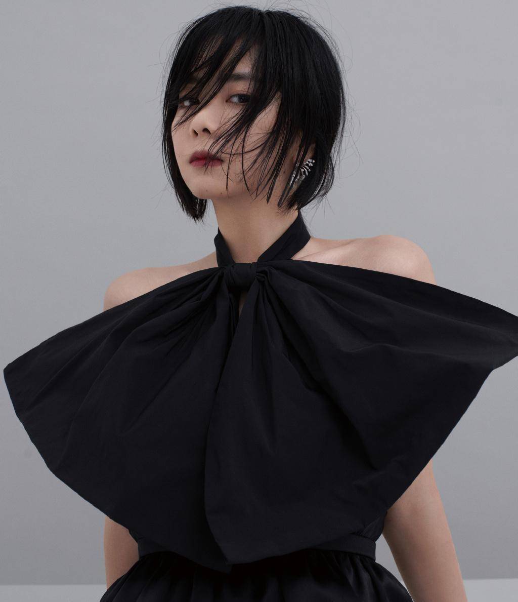 30岁谭松韵剪回"余周周"发型,配黑色露肩装和红唇