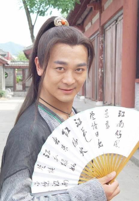 《精武英雄陈真》而正式出道,更是凭借电视剧《浪子燕青》中燕青而