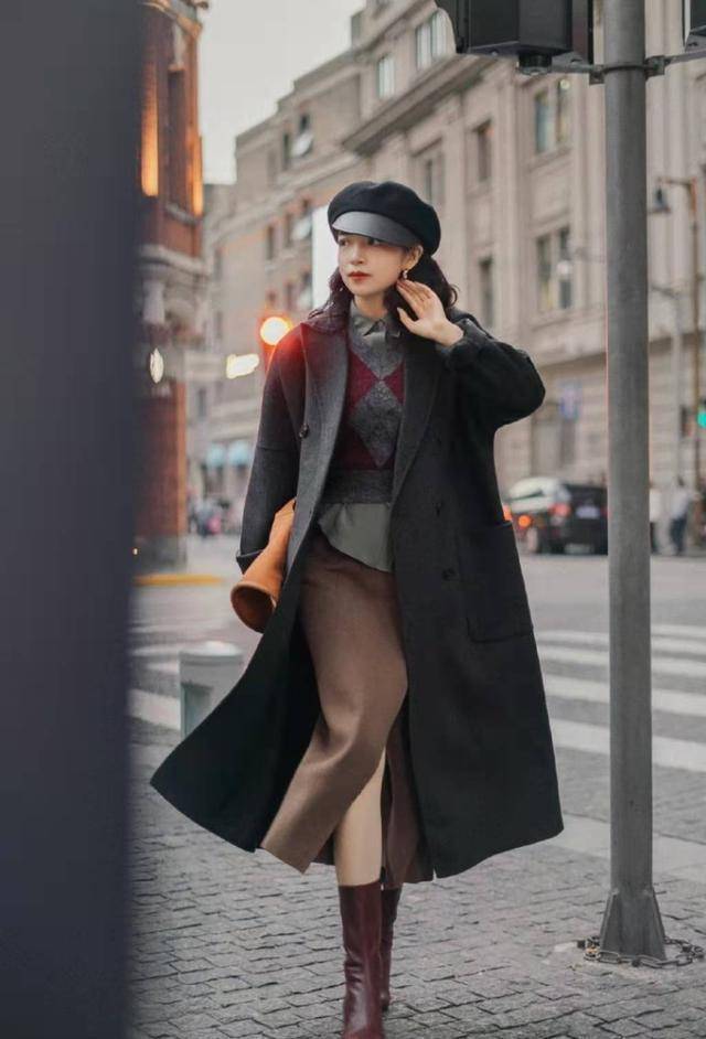 三木演绎色彩系穿搭,脚踩酒红皮靴气场全开_元素_大气_造型