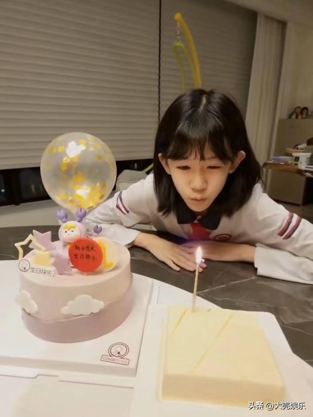 陆毅女儿陆雨萱的庆生照曝光,身高已经赶上鲍蕾,网友直呼太瘦了_照片
