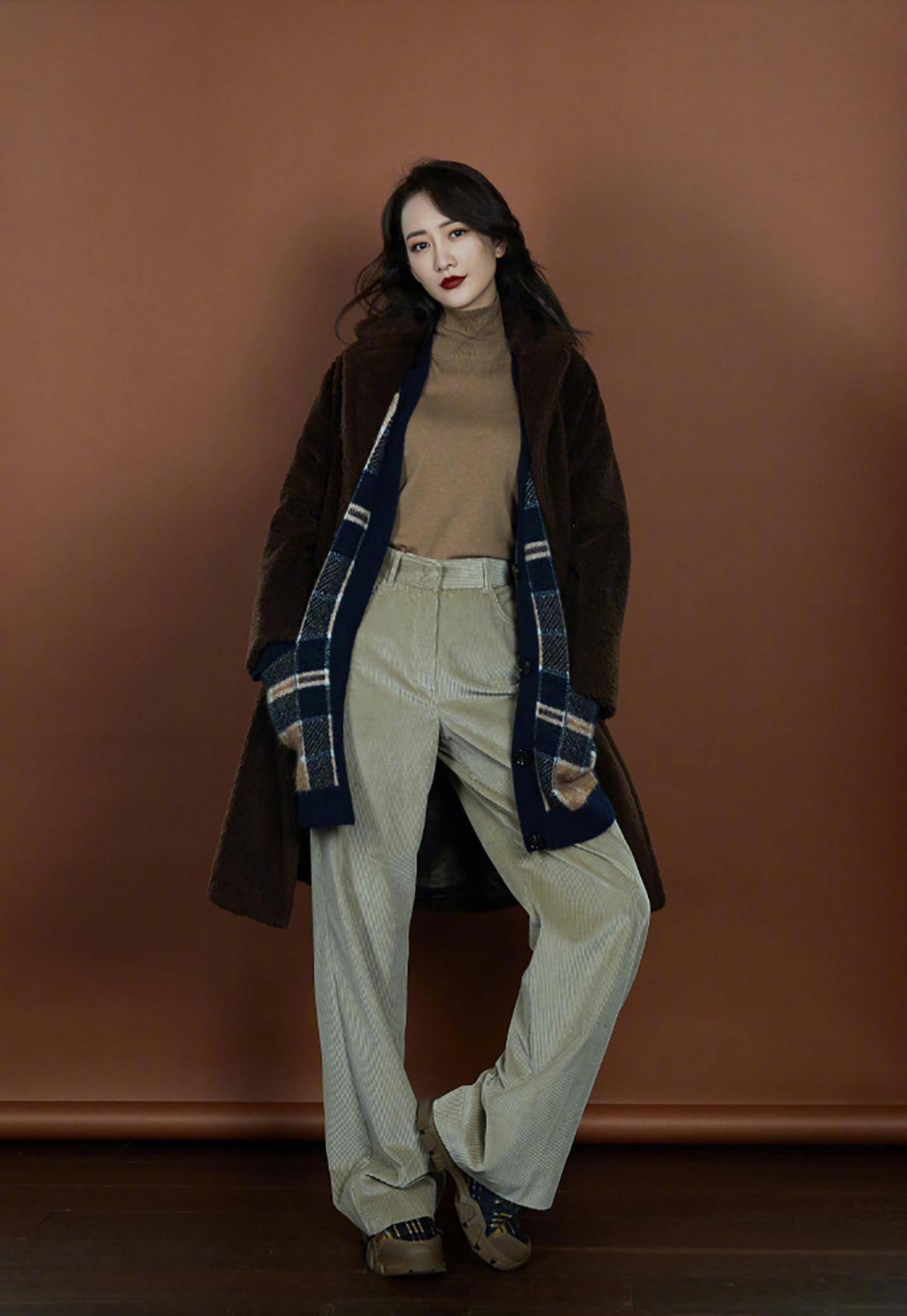 "寡姐"斯嘉丽婚后也发福,穿卫衣配紧身牛仔裤显胯宽,胖得真实