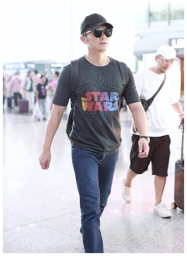 李晨一身运动装现身机场,宽松服装之下,肌肉线条明显_t恤_黑色_造型