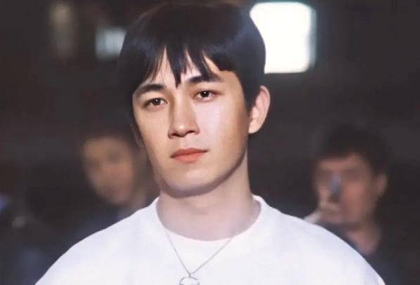 拿着类似剧本的,还有潘粤明老师,年轻时也是风度翩翩的美少年一枚.