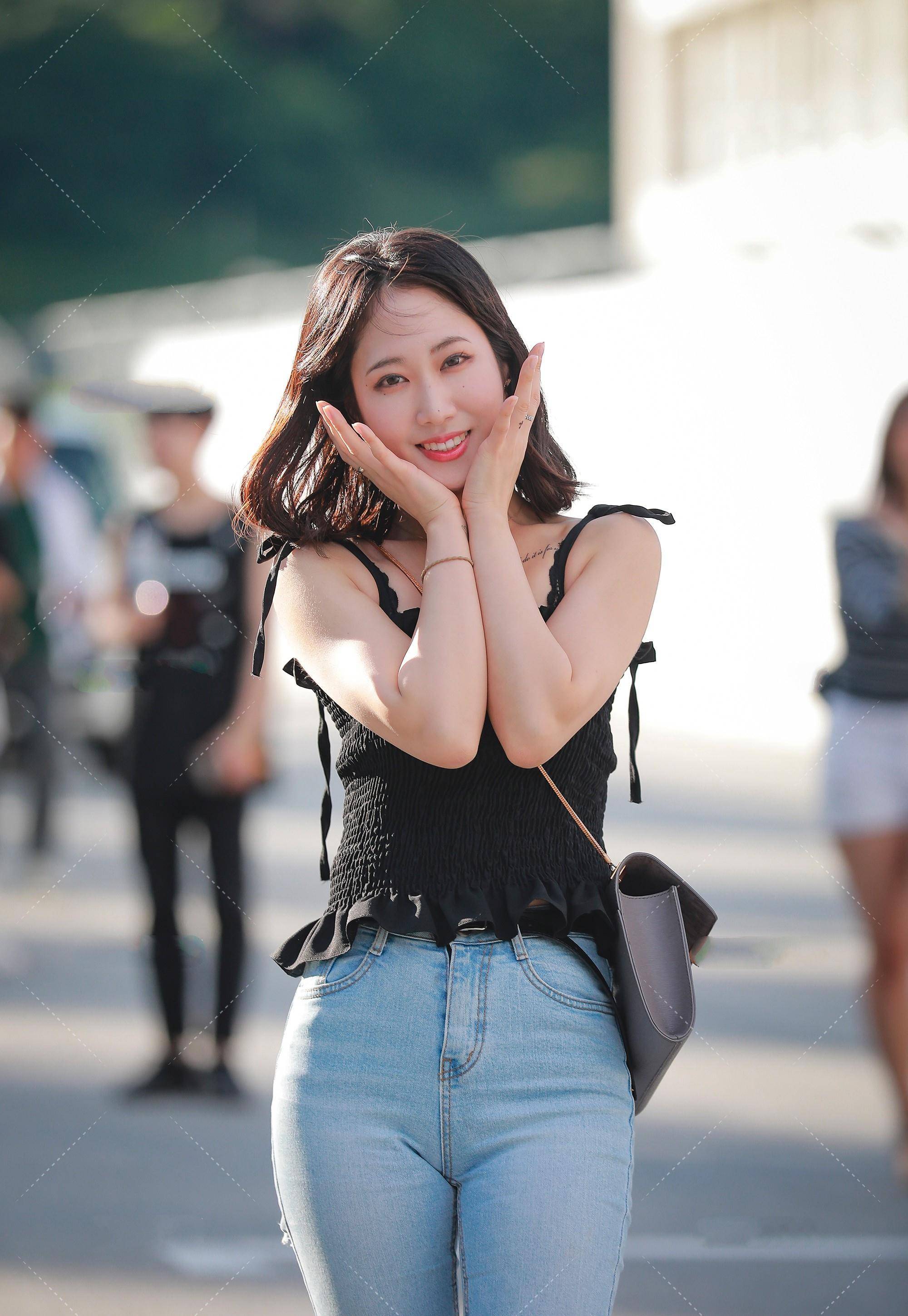 黑色上衣搭配蓝色裤子,经典穿搭,青春靓丽_衣服_背心_时候