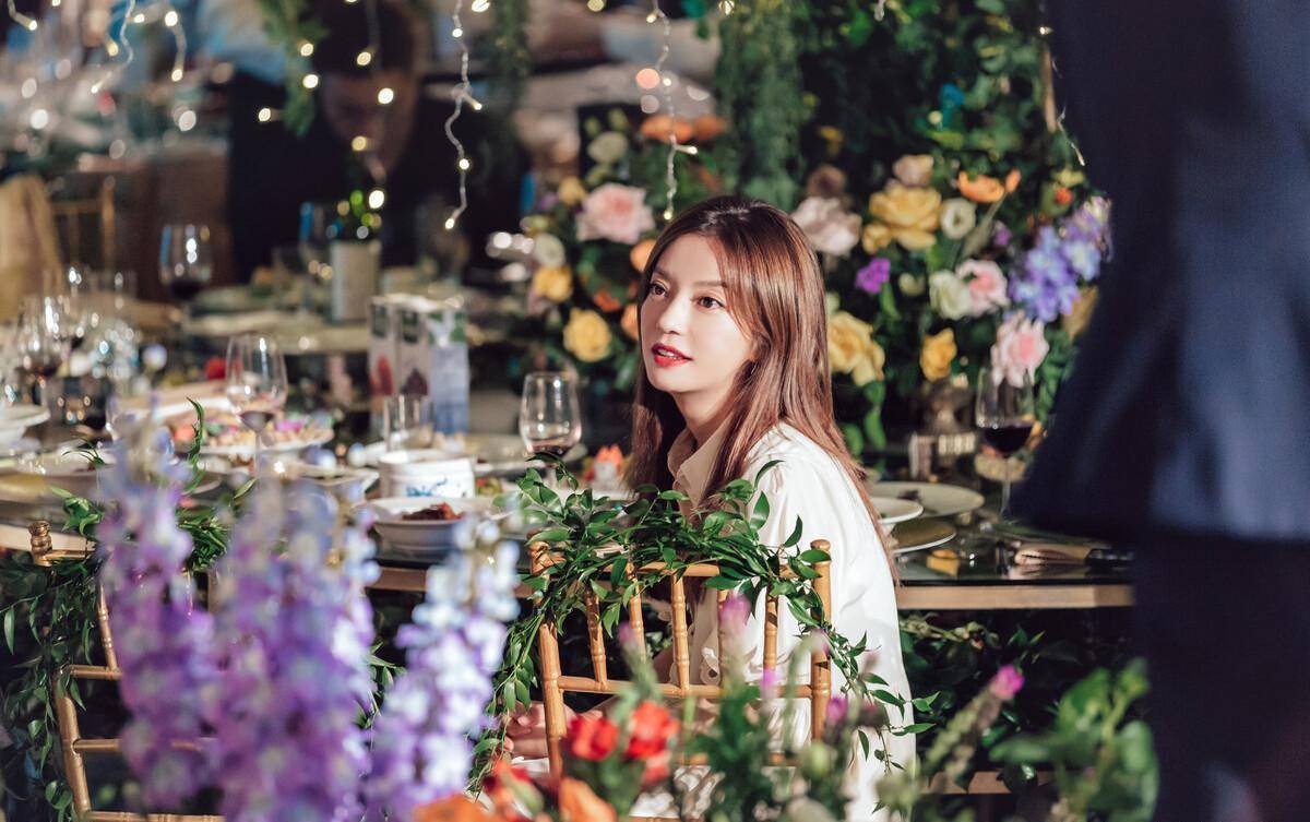 《中餐厅1》里的洗碗妹靳梦佳,她主持的新节目真是太有水准了_知识