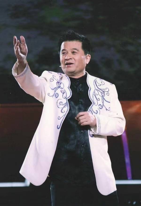 63岁毕福剑录节目,稳坐c位气场足,《 星光大道》冠军也来了_嘉宾_舞台