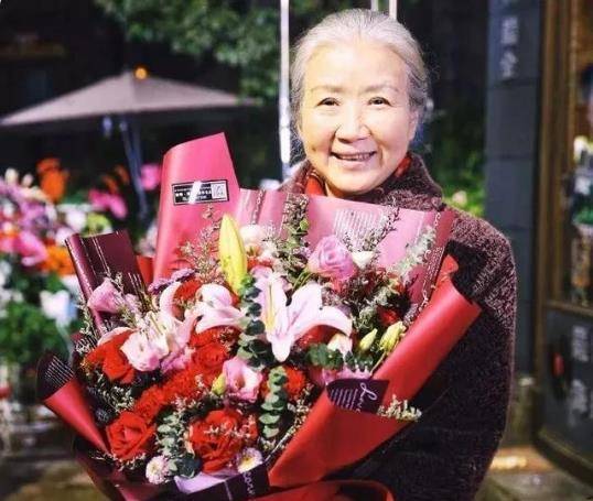 在这个许多女演员抱怨"中年危机"的时代,曹翠芬为何,能在74岁的高龄爆