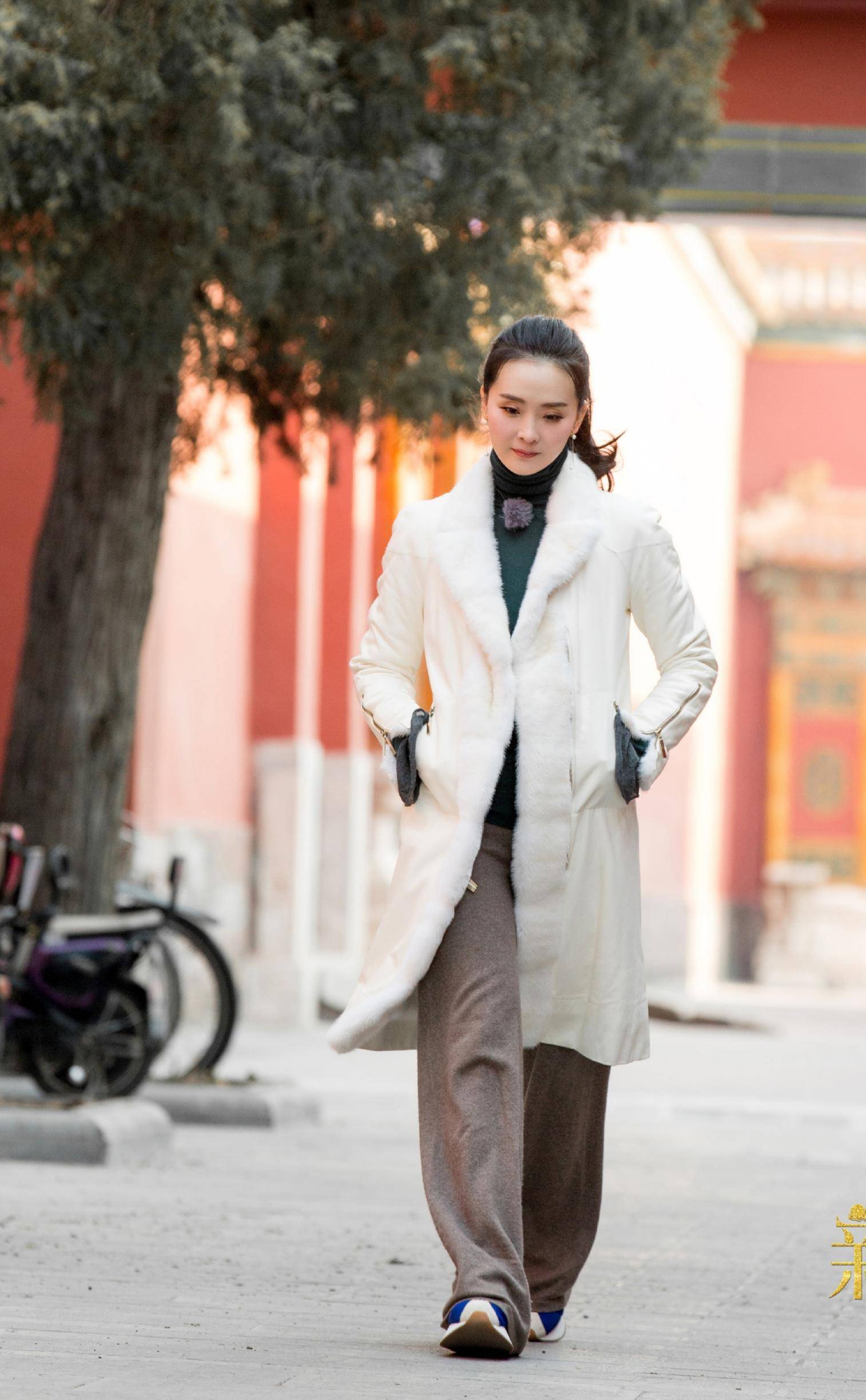 46岁阔太王艳低调朴素,穿毛绒外套温柔大气,扎个马尾美回晴格格_的