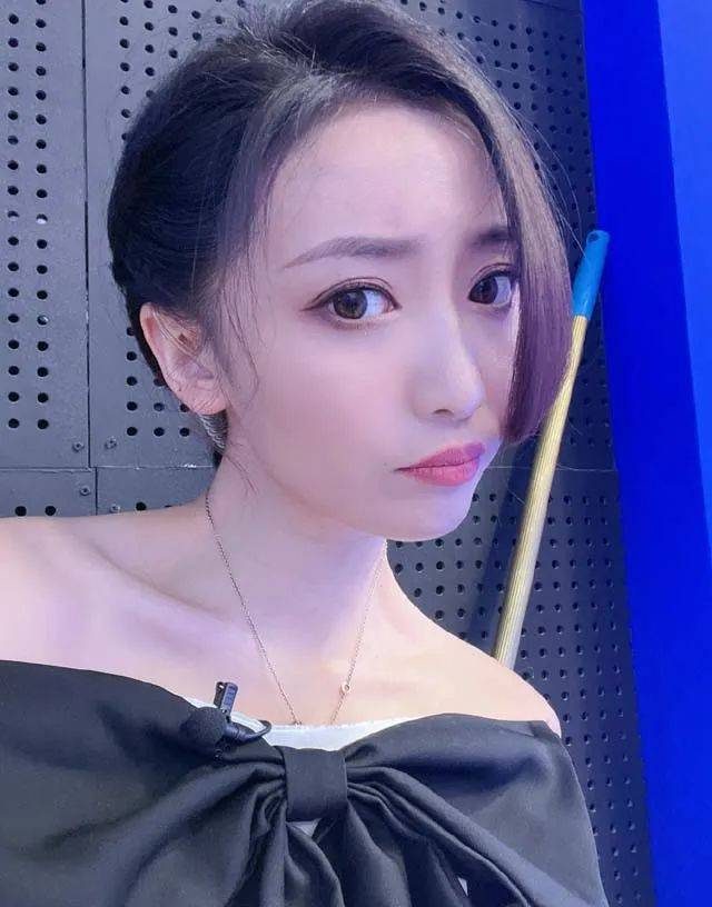 湖人五连庄,美女篮球主播佳依晒照皱眉了,"交易詹姆斯"上热搜_球迷