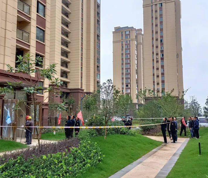 泾县城管拆除高空违建,消除头顶之患_违法_建设_管理水平