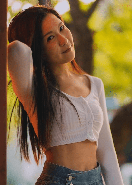 穿露脐装秀小蛮腰,衣服单薄内衣痕迹明显_王子涵_身材_照片