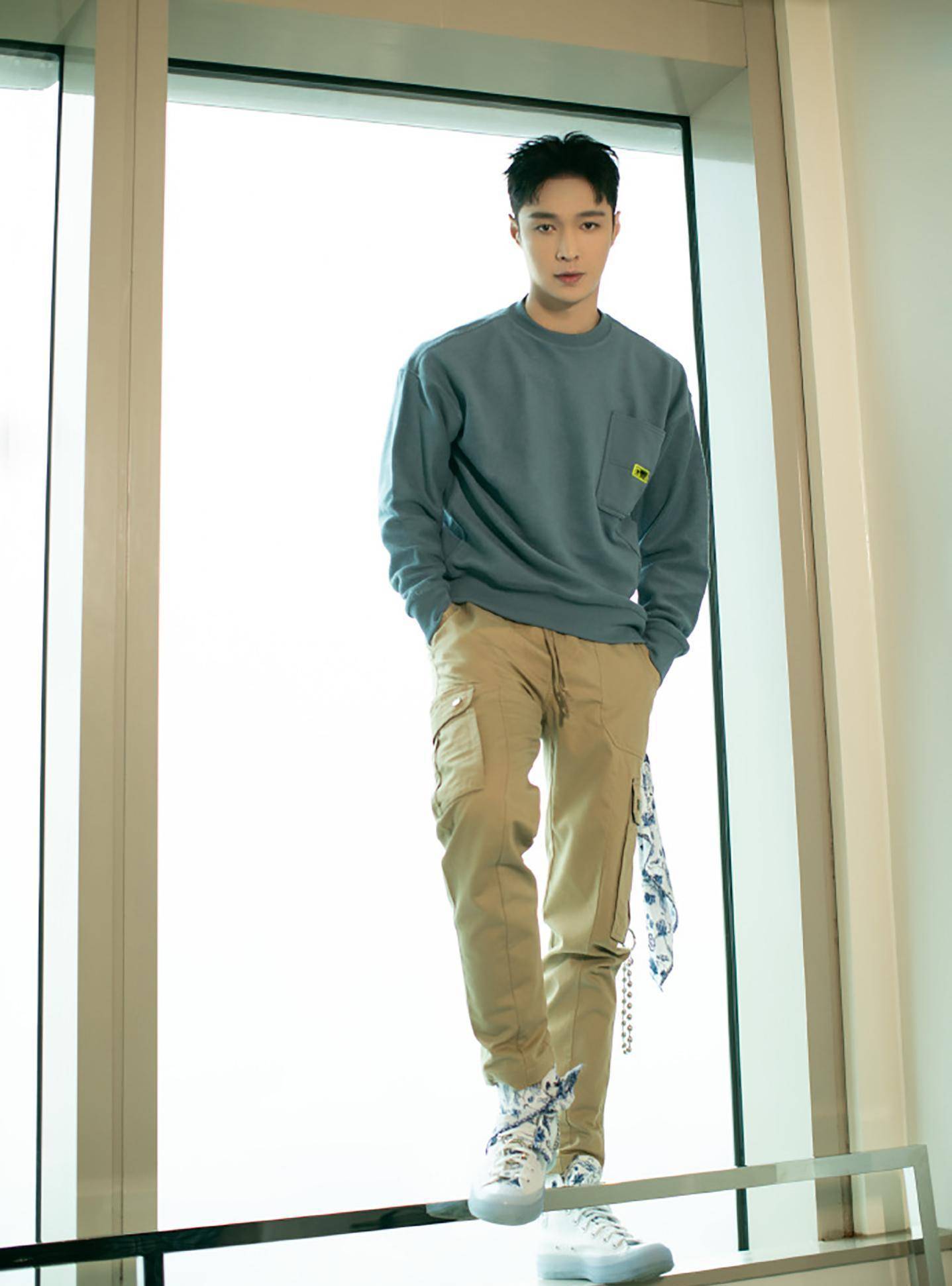 酒红色条纹"时尚"西装配金属链条,一点也不油腻_显得_身材_张艺兴