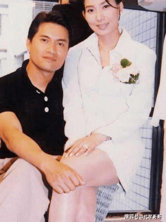 吕良伟：三婚娶富婆恩爱21年，现在66岁却满头黑发身段壮硕