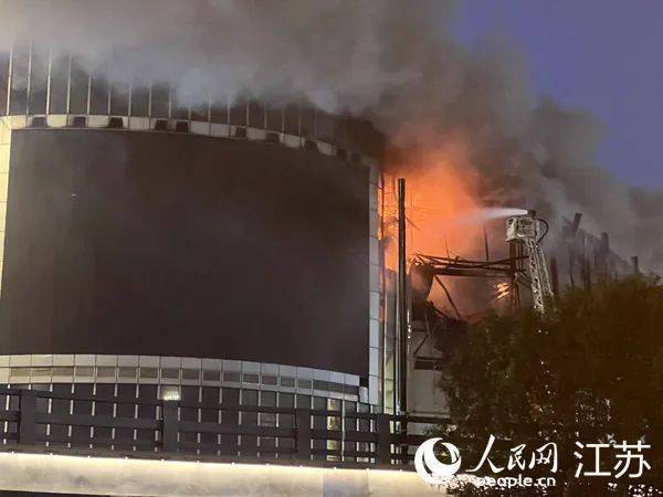 救援仍在继续，南京鼓楼金盛百货发生火灾