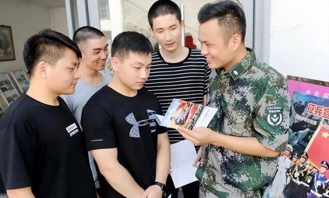 大学生军训被教官打骂,教官是其学哥,问了:新生军训有必要吗?