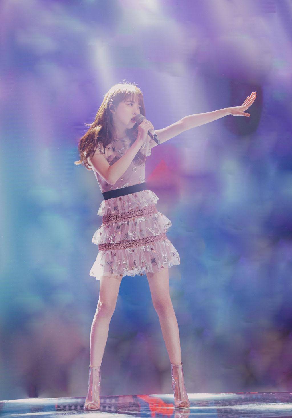 她曾是北电艺考外籍第一,今穿白衬衫搭格纹网纱裙,明亮的复古_李凯馨