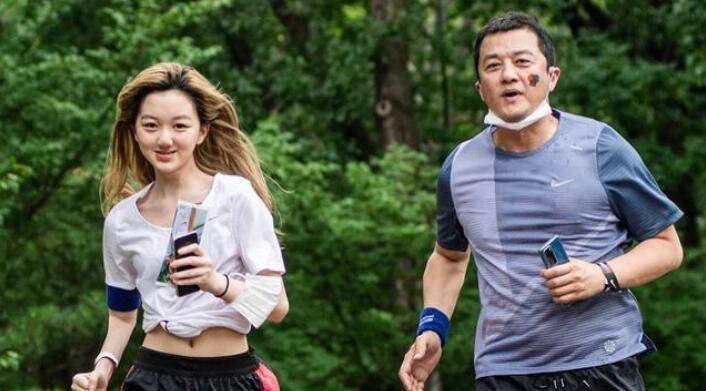 14岁李嫣与父亲拍宣传照,毫无"兔唇"痕迹 唱起歌来颇有"女神范"_王菲