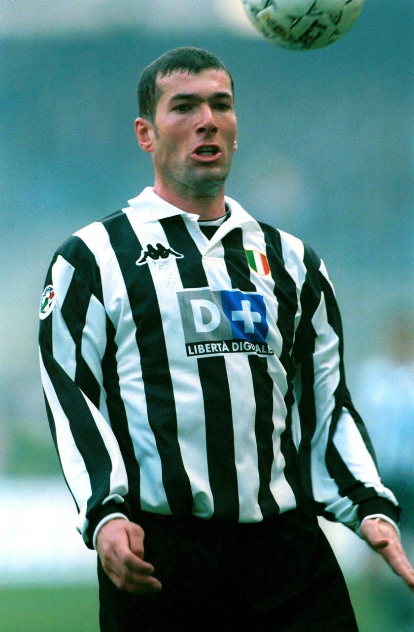 足坛21号球员盘点:皮尔洛,拉姆,齐祖珠玉在前,新生代德容上榜_齐达内