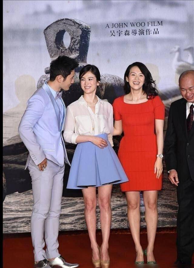 41岁的章子怡同框38岁的宋慧乔,一个像少女,一个像大妈_身材_感觉