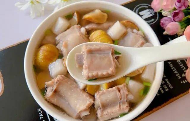 春天，多给家人喝这碗汤，营养滋补，清甜鲜美不油腻，全家人都喜欢_板栗_排骨_山药