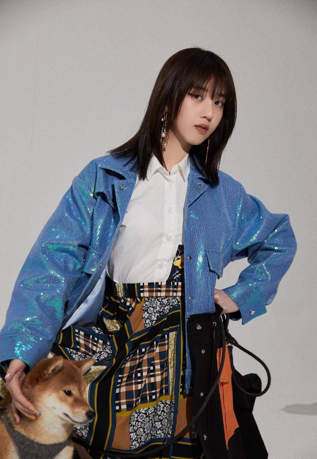 你看她这次发布的杂志照中,李凯馨内穿白衬衫,搭搭配蓝色外套则显得