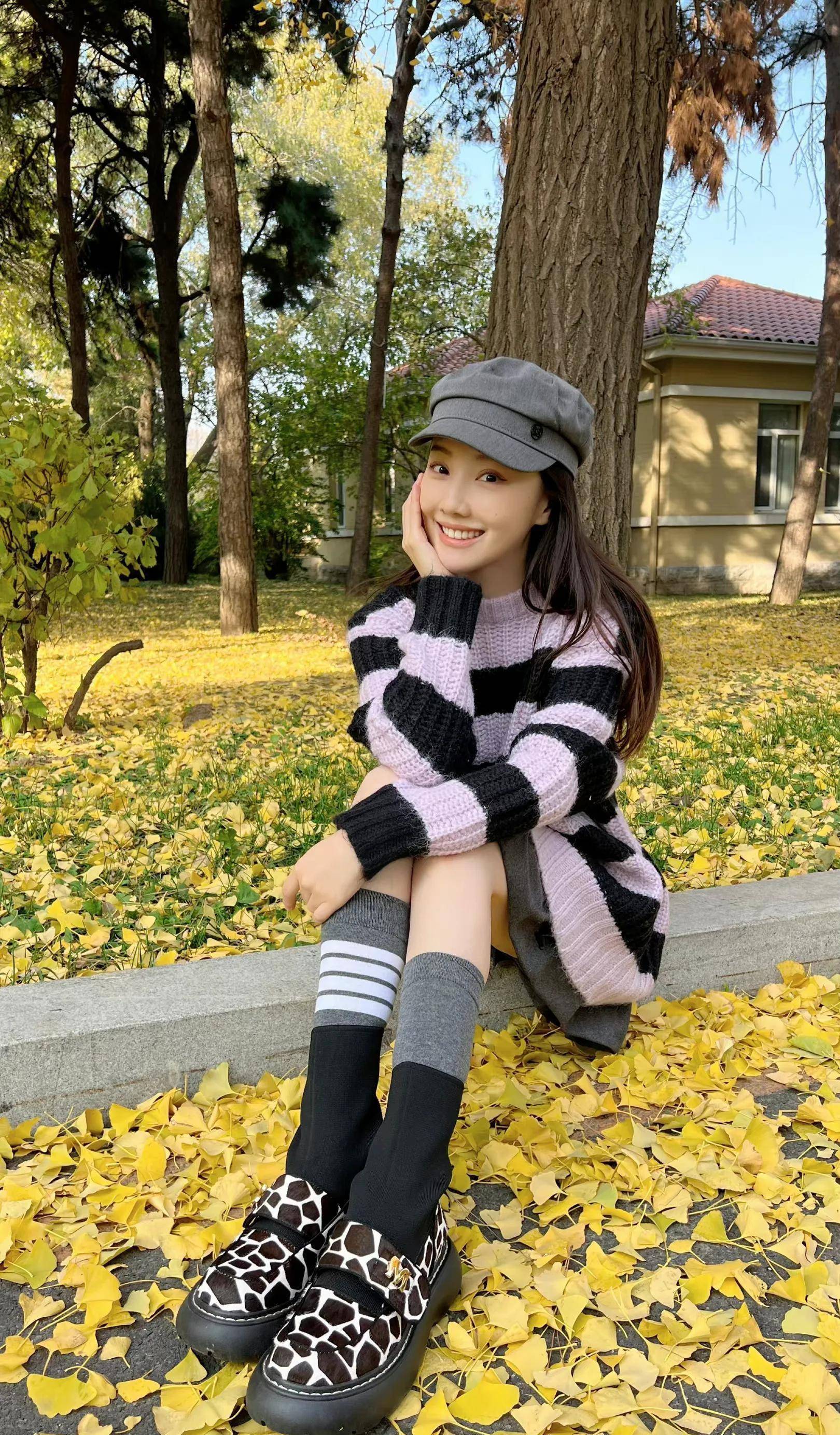 王鹤润最新美照,银杏树下合影,一片金灿灿温暖又亮眼_时候_灰色_图片