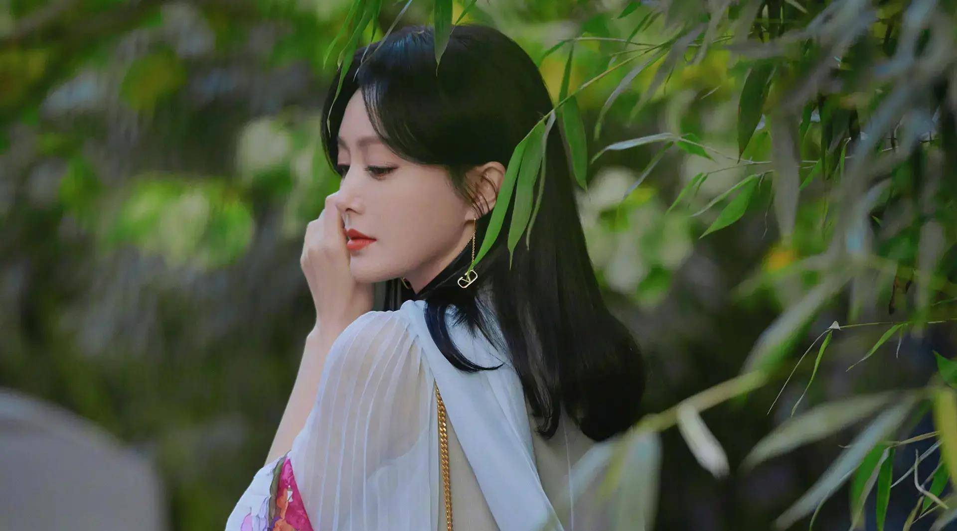 秦岚在《《芳心荡漾》》中的出色表现,展现了女性成熟而不失内心的美