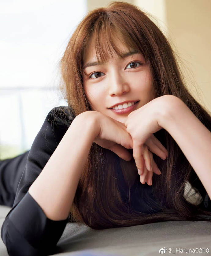 最近,日本女星川口春奈主演的《静雪》播火了,她也发出「i amu haruna