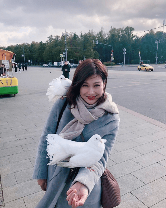 深蓝色长裙穿在董蕾身上简直就是女神的代表呀!