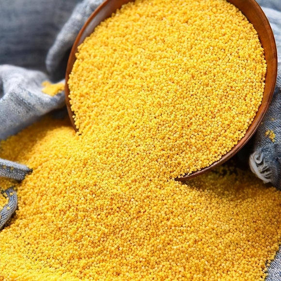 说到米脂的特产美食,最早听说的就是"米脂三宝",最有名的当属米脂小米