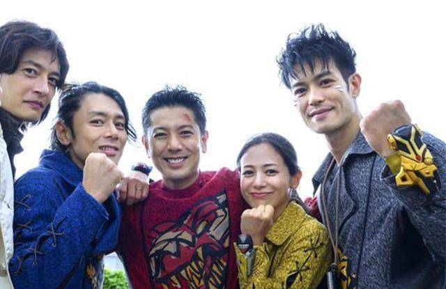 《爆龙战队》20周年纪念作,暴连红新形态很帅,融合五人之力!