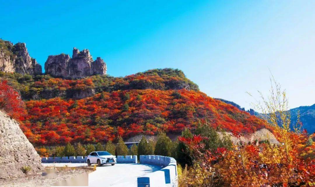 空中画廊位于平山县黄安村,距石家庄市98公里,距沕沕水风景区3公里.