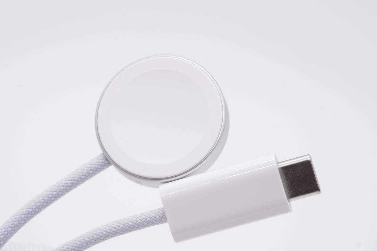 自带USB-C编织线更耐脏耐用，Apple Watch Ultra原装无线充电器拆解_